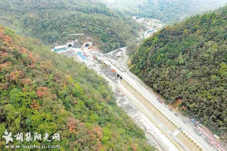 湖北冲刺年底“县县通高速”  保神高速最长隧道全线贯通