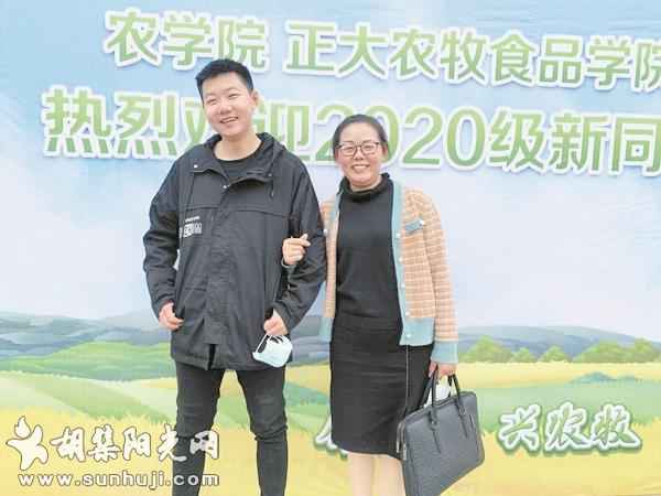 襄阳一对母子同上一所大学 报到现场妈妈向儿子发起学习成绩挑战