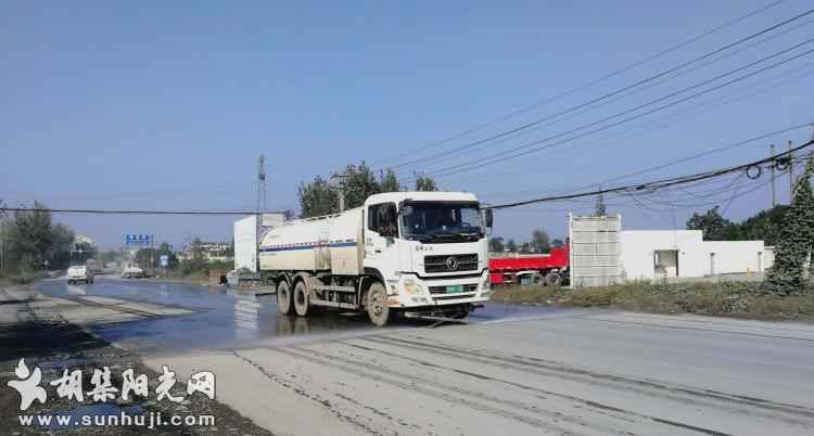 胡集镇：加大道路洒水频次 减少镇区扬尘污染