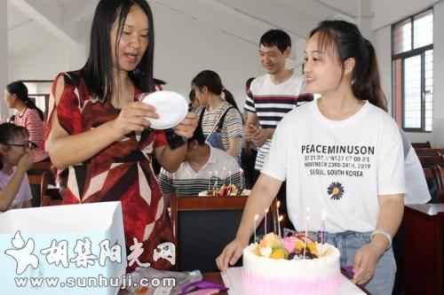 胡集小学：13名教工欢聚一堂共享集体生日会