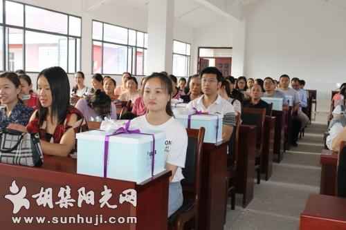 胡集小学：13名教工欢聚一堂共享集体生日会