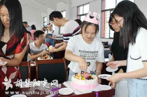 胡集小学：13名教工欢聚一堂共享集体生日会