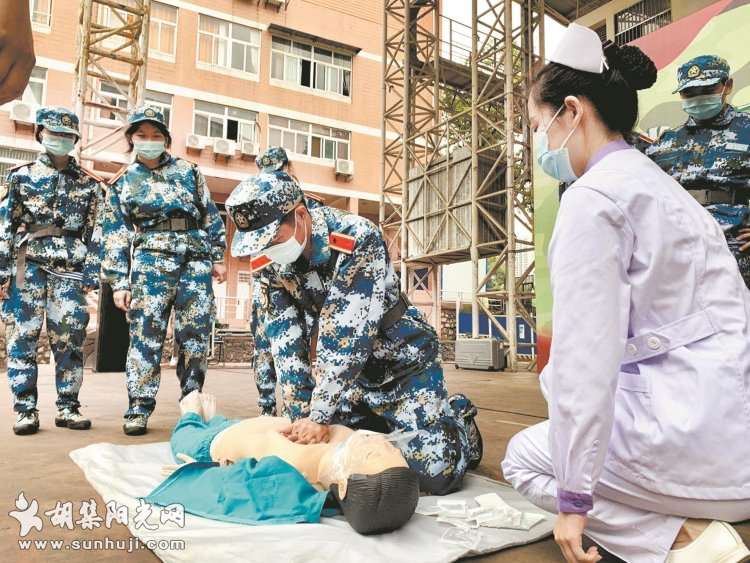 急救知识进校园 医护人员现场教学  万余师生同上应急救护“第一课”