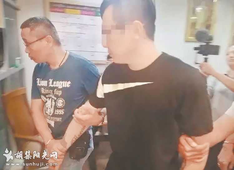 丧心病狂！台湾男子泰国杀妻抛尸 还伪装妻子发朋友圈 落网后一查竟是通缉犯 ... ... ...