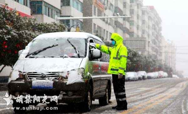 风雪战疫情 “警”色别样美