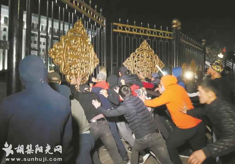 反对派冲击政府大楼 释放在押的前总统  吉尔吉斯斯坦“白宫”被强行占领