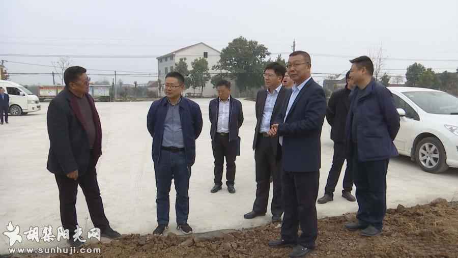  何平在胡集镇调研基层组织建设和软弱涣散村整顿提升工作