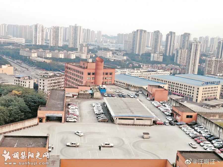 重庆一驾校竟藏身闹市7楼楼顶 目前仍在正常运营 当地运管部门介入调查