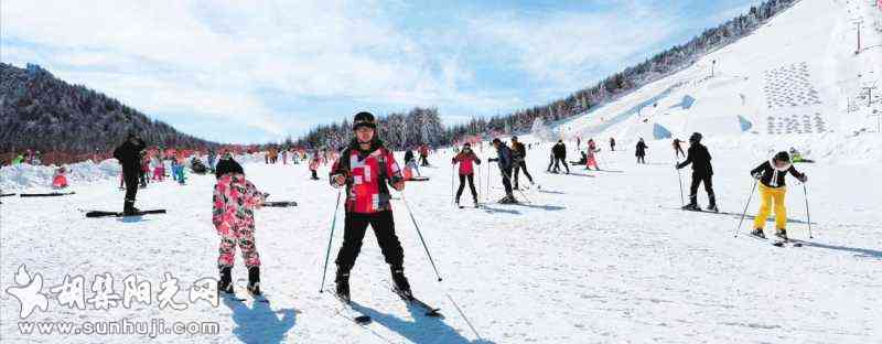 神农架冰雪节火爆开场 首日逾5000游客感受冰雪之美