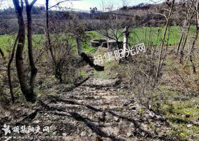 峡卡河土地岭隧洞英雄纪念碑