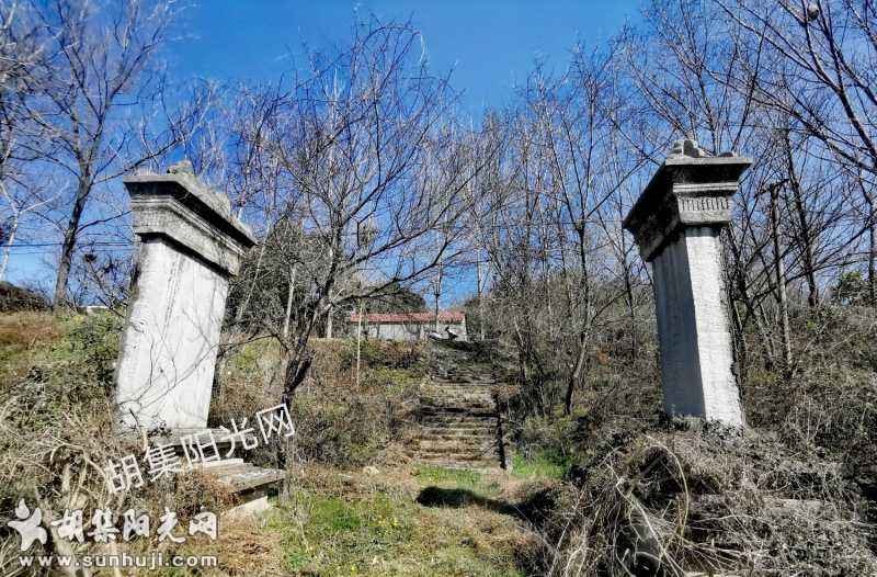 峡卡河土地岭隧洞英雄纪念碑