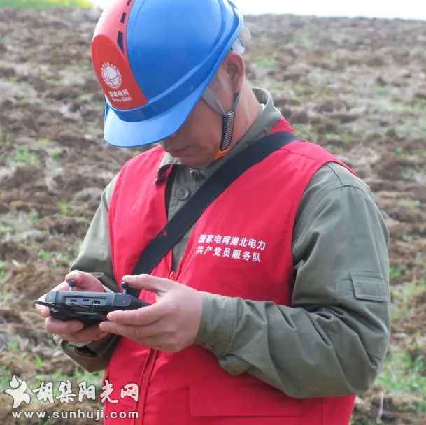 人机保电“双人组” 穿山越野巡线忙