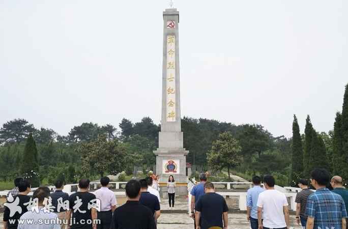 胡集高中：把党史学习课堂“搬到”革命烈士陵园