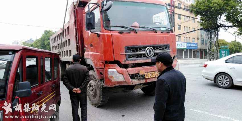 交警队门口发生车祸，摩托车横穿马路连环撞