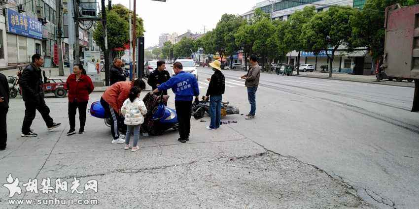 交警队门口发生车祸，摩托车横穿马路连环撞