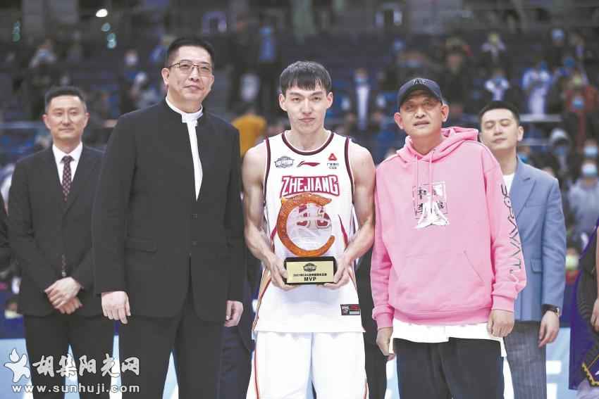 CBA常规赛各奖项公布  吴前荣膺MVP 杜锋当选最佳教练