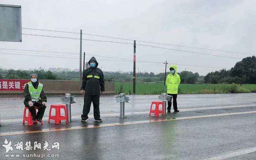 《风雨中坚守在抗疫第一线钟祥公路人》