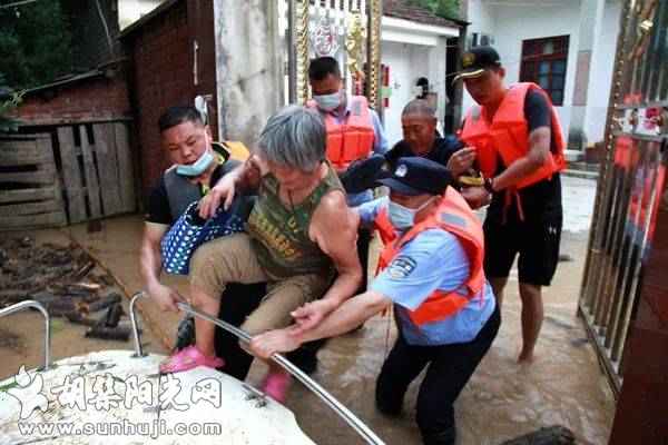 【战洪】风雨中的担当和坚守